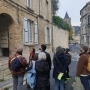 Observation collective de la façade de la maison des templiers, rue (...)
